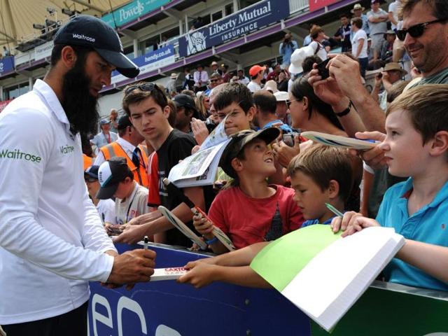 England’s Moeen Ali signs autographs after winning the third cricket Test match (AFP Photo)