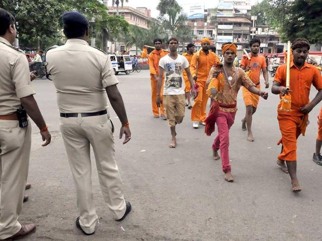 Kawad Yatra passed amidst police security in Indore on Friday. Policemen were deployed in view of communal tension in Khandwa and Ujjain. (Arun Mondhe/HT photo)