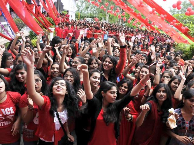 Students of Maharaja Ranjeet Singh College celebrate Friendship Day in Indore. (Arun Mondhe/HT photo)
