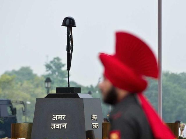 An Indian soldier stands guard near the Tomb of the Unknown Soldier at the India Gate monument in New Delhi. (AFP Photo)