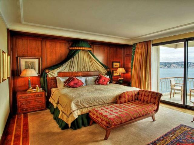 Rich dark wood-paneled suites come with writing desks, a ‘pillow menu’ and balconies in every room.