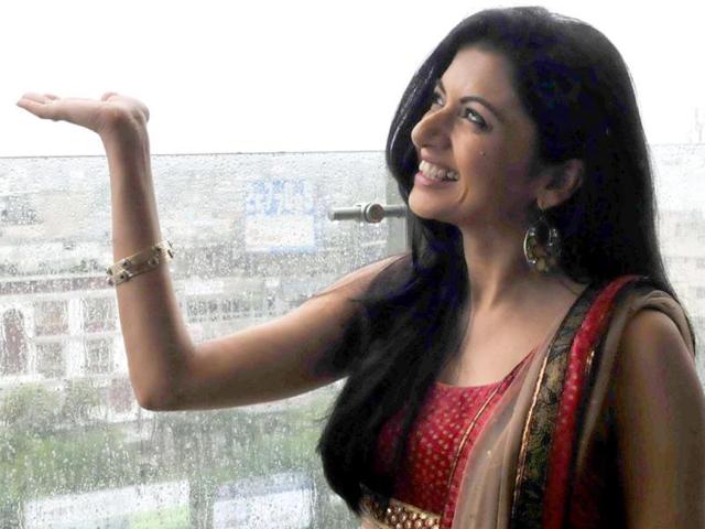 Actor Bhagyashree enjoys the weather in Bhopal. She visited the city on Tuesday to promote her upcoming TV soap 'Laut Aao Trisha'. (HT photo)