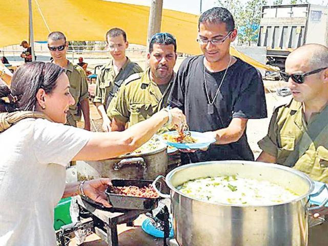 Reena-Pushkarna-serves-biryani-to-Israeli-soldiers-near-Gaza-HT-Photo Reena-Pushkarna-serves-biryani-to-Israeli-soldiers-near-Gaza-HT-Photo