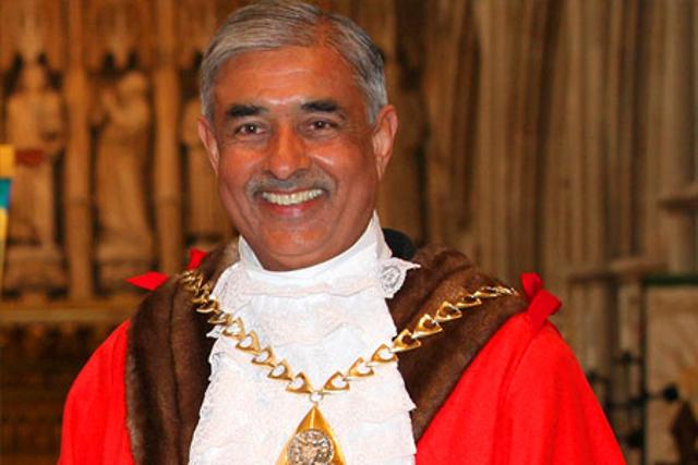 Sunil-Chopra-in-mayoral-attire-at-his-installation-ceremony