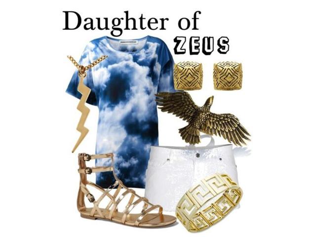 Be the daughter of Zeus with these golden pieces of jewelry, accentuated by the printed t-shirt which resembles the mighty skies.