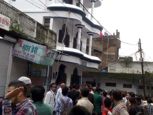 A building near Kamla Park in Bhopal tilted on Wednesday. The incident trigerred panic in the area. (Praveen Bajpai/HT photo)