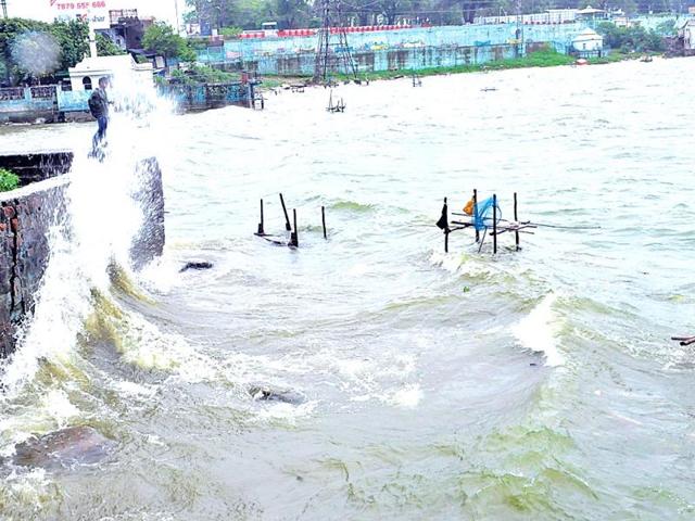 A high wave in Bhopal's Upper Lake on Wednesday. (Praveen Bajpai/HT photo)