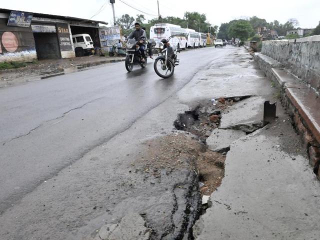 A part of earthen bund, which separates Siddiq Hassan Khan pond and Munshi Hussain Khan pond, caved in because of heavy showers. (Praveen Bajpai/HT photo)