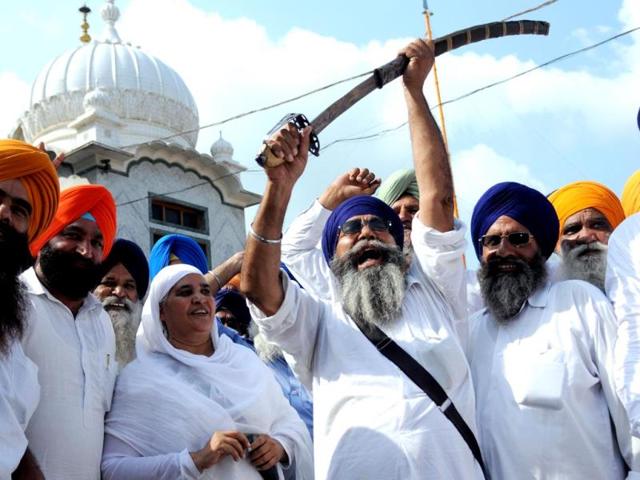 SGPC member and SAD MLA Bibi Jagir Kaur raising slogans after Supreme Court ordered status quo in the Gurdwaras of Haryana. (Bharat Bhushan/HT photo)