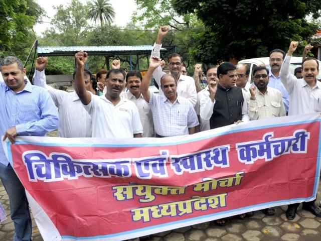 Medical officers and health department employees stage a demonstration at JP Hospital in Bhopal after a female doctor was assaulted by kin of a patient. (Praveen Bajpai/HT photo)