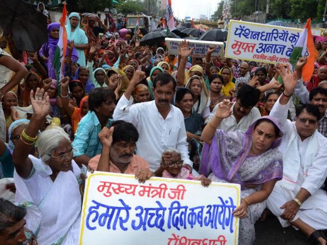 Congress party workers stage a demonstration along with pensioners at CM House in Bhopal to press for their demands. (HT photo)