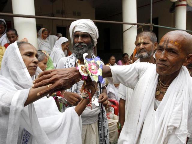 Around a thousand widows living in Vrindavan celebrate rakhi for the first time, defying age old traditions of Indian society. (Virendra Singh Gosain/HT Photo)