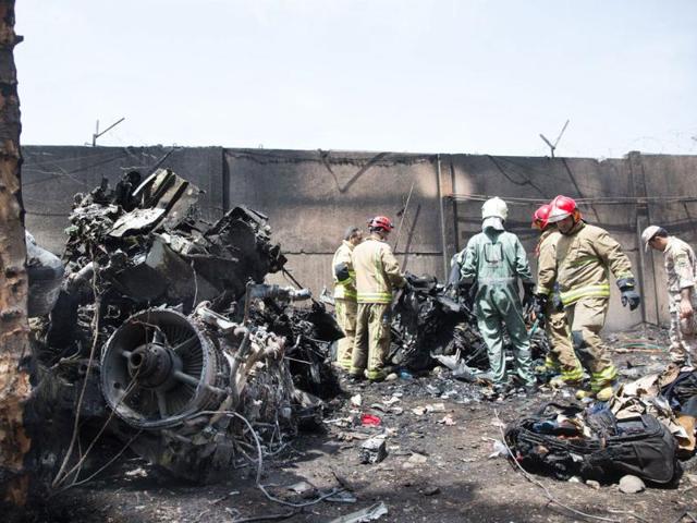 A picture obtained from Iran's ISNA news agency shows Iranian rescue personnel inspecting the scene of a plane crash near Tehran's Mehrabad airport. (AFP photo)