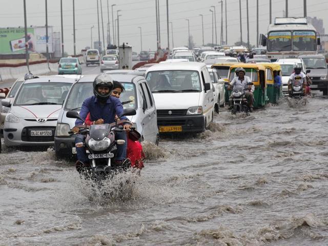 Traffic wades through logged rain water on Barapula fly over, in New Delhi. (Arvind Yadav/HT Photo)