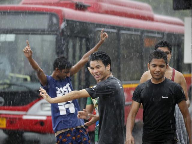 Delhiites having fun in rain near Rajpath in New Delhi, India. (Arvind Yadav/HT Photo)