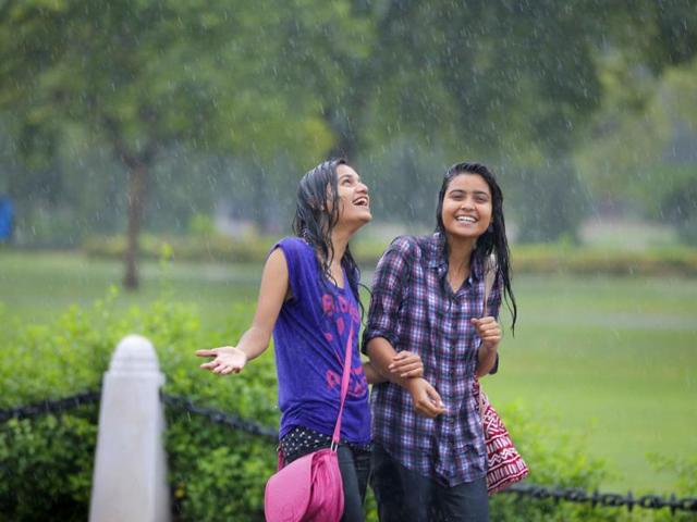 Delhiites having fun in rain on Rakshabandhan day near Rajpath in New Delhi. (Arvind Yadav/HT Photo)