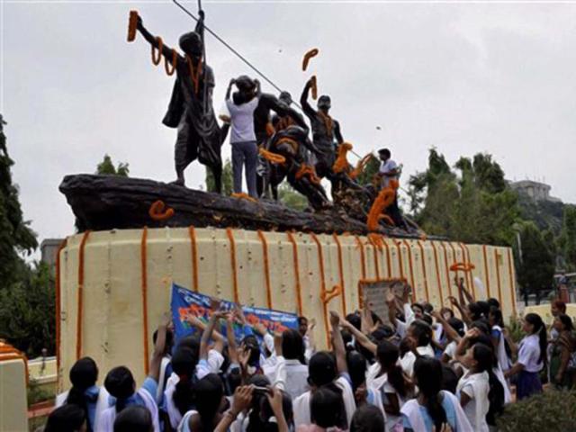School students paying homage to seven martyrs of the Quit India Movement at Shaheed Smarak on the occasion of Shaheed Diwas in Patna. (PTI Photo)