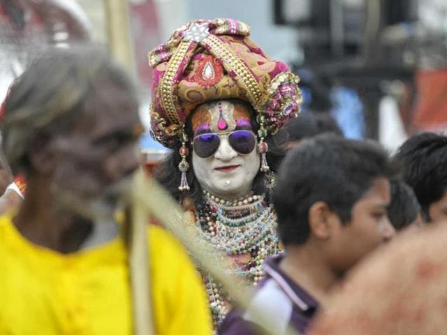 A man dons heavy make-up to take part in a procession of Bhagwan Mukteshwar Mahakal taken out from Mukteshwar Mahadev Temple in Bhopal on Sunday. (Gagan Nayar/HT photo)