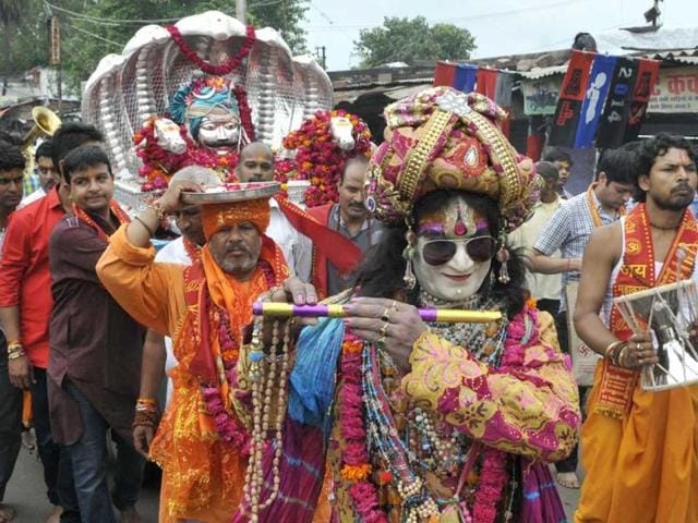 A procession of Bhagwan Mukteshwar Mahakal taken out from Mukteshwar Mahadev Temple in Bhopal. (Gagan Nayar/HT photo)