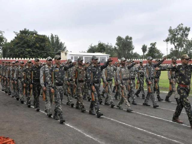 Special Task Force contingent takes part in Independence Day parade rehearsal at Motilal Nehru stadium in Bhopal on Monday. (Mujeeb Faruqui/HT photo)