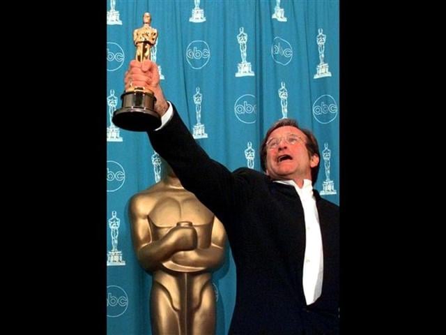 This March 23, 1998 file photo shows Robin Williams holding his Oscar high backstage at the 70th Academy Awards at the Shrine Auditorium in Los Angeles after won Best Supporting Actor for Good Will Hunting. (AP Photo)