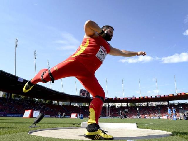 Spanish athlete Borja Vivas competes in the men's shot put qualifying round at the European Athletics Championships at the Letzigrund stadium in Zurich on August 12, 2014. (AFP Photo)