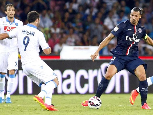 Paris Saint-Germain (PSG) forward Zlatan Ibrahimovic (R) vies for the ball with Napoli striker Gonzalo Higuain during a friendly match between Napoli and Paris Saint-Germain FC as part of the 2014 Acqua Lete Cup on August 11, 2014 at the San Paolo Stadium in Naples. (AFP Photo)