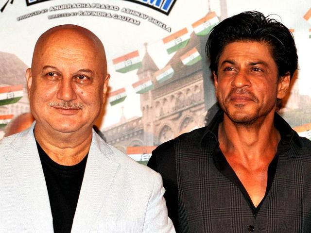 Anupam Kher and Shah Rukh Khan pose the shutterbugs while promoting Ekkees Toppon Ki Salaami. (AFP Photo)
