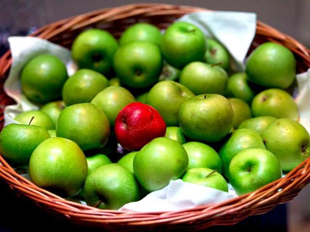 Apple: It contains vitamin C which helps to boost collagen and tightens the skin. It also has copper which is important for melanin production and vitamin A with other antioxidants which control acne, decrease dark eye pigmentation and increase hair growth. It has also been shown to decrease the dandruff in the scalp. (AFP)