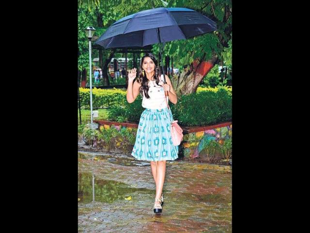 Sonam Kapoor, without bodyguards or an entourage, was seen entering a building in Santacruz on a rainy day. (photo: viral bhayani)