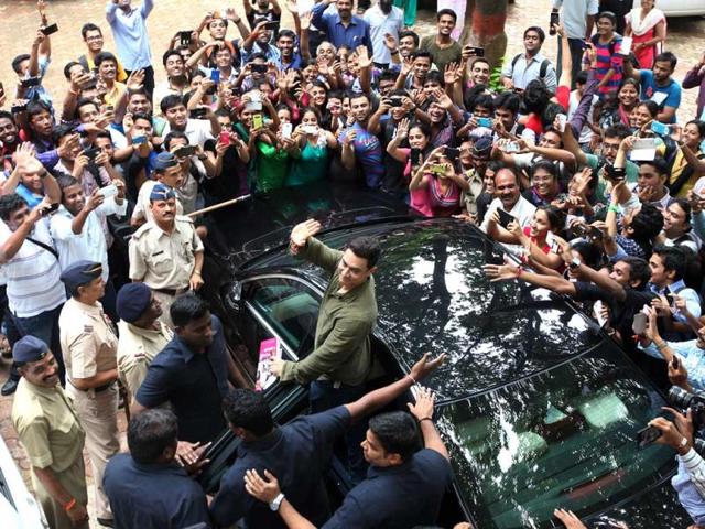 Spot the star! Aamir Khan arrives at the launch of My marathi book. (Photo: Vijayanand Gupta/HT)