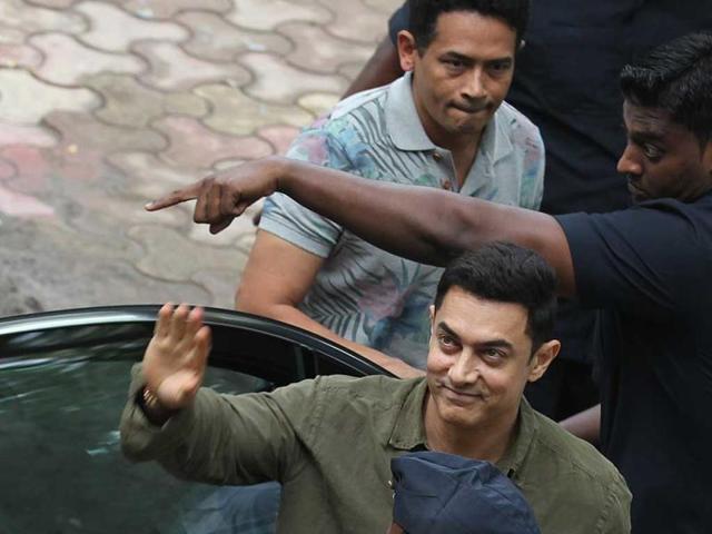 Aamir Khan and Atul Kulkarni elated to see their fans as arrive at the launch of the book Communicative Marathi. (Photo: Vijayanand Gupta/HT)