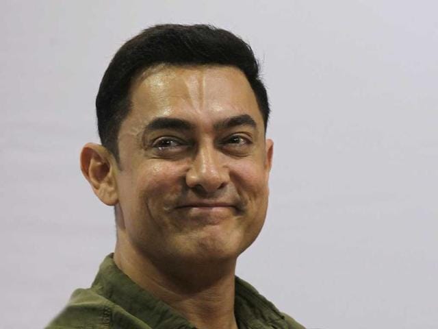 Aamir Khan seems to be just too happy to be at the launch of My Marathi book. (Photo: Vijayanand Gupta/HT)