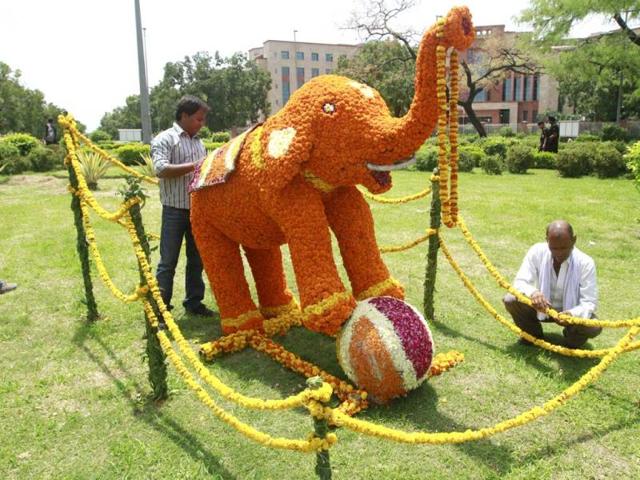 NDMC workers decorated flower elephant near Sena Bhawan to celebrate Independence Day in New Delhi(Sanjeev Verma/HT Photo)
