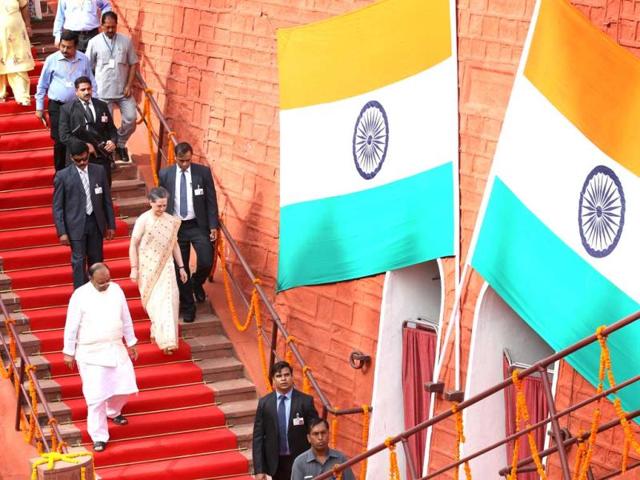 Defence Minister Arun Jaitley and Congress President Sonia Gandhi leaving after Prime Minister Narendra Modi address(Ajay Aggarwal/HT Photo)