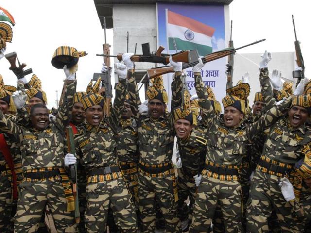 Madhya Pradesh Police 'Hawk Force' contingent celebrates after winning the first prize at the Independence Day parade in Bhopal on Friday. (Gagan Nayar/HT photo)