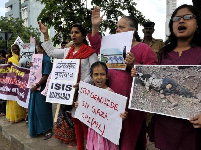 Various social and political organisation members formed a human chain in Bhopal on Sunday to protest against Israel's attacks on Gaza. (Gagan Nayar/HT photo)