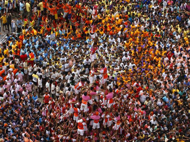 Youth form a human pyramid to break the "dahi handi" to mark Janmashtami celebrations at Ghatkopar in Mumbai. Janmashtami marks the birth of Lord Krishna.(Kunal Patil/HT Photo)