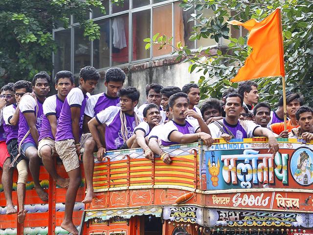 Govinda revelers celebrate dahi handi at Prabhadevi in Mumbai. (Anshuman Poyrekar/HT Photo)