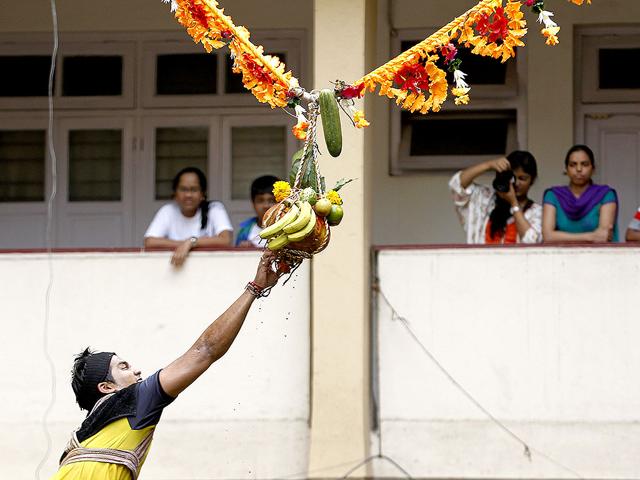 Govinda revelers celebrate dahi handi at Rameshwar Prasad CHS ,Prabhadevi in Mumbai. (Anshuman Poyrekar/HT Photo)
