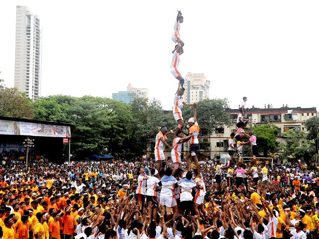 Govindas celebrate dahi handi organised by Sankpal Pratishtan, Sachin Ahire at Worli in Mumbai. (Anshuman Poyrekar/HT Photo)