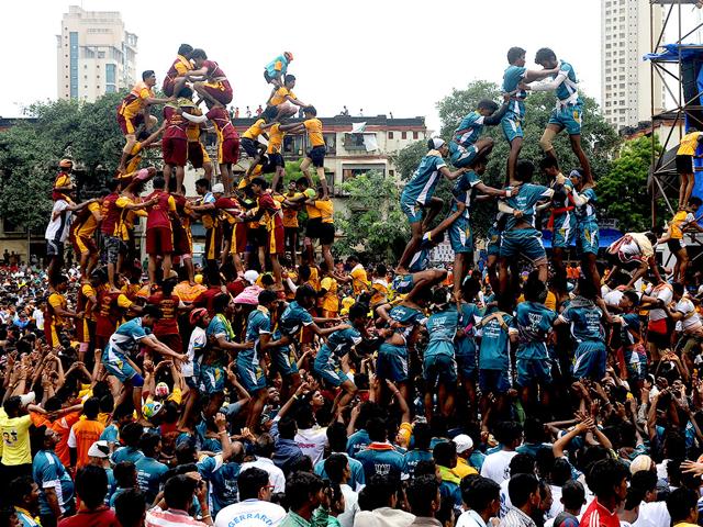 Govinda revelers celebrate dahi handi organised by Sankpal Pratishtan, Sachin Ahire at Worli, Mumbai. (Anshuman Poyrekar/HT Photo)
