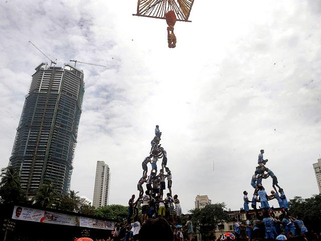 Dahi handi being celebrated at Worli, Mumbai.(Anshuman Poyrekar/HT Photo)