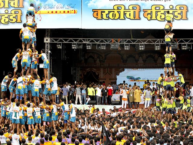 Govinda revelers celebrate dahi handi organised by Sankpal Pratishtan, Sachin Ahire at Worli in Mumbai. (Anshuman Poyrekar/HT Photo)