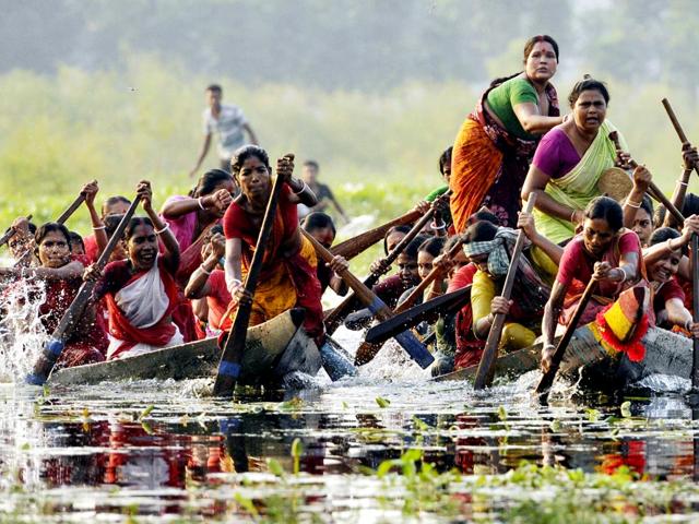 Women participate in a traditional country boat (baicha) race on the occasion of Diwali in Habra's Kumra Kashi village in North 24 Parganas district, West Bengal.(Subhankar Chakraborty/HT Photo)
