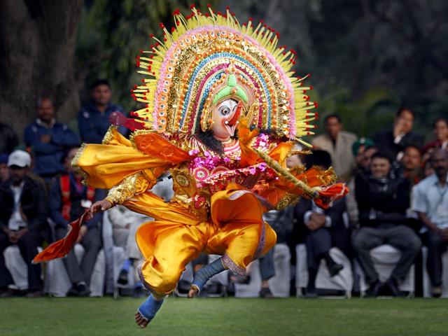 Folk artists perform in front of Vice President Hamid Ansari in New Delhi. (Virendra Singh Gosain/HT Photo)