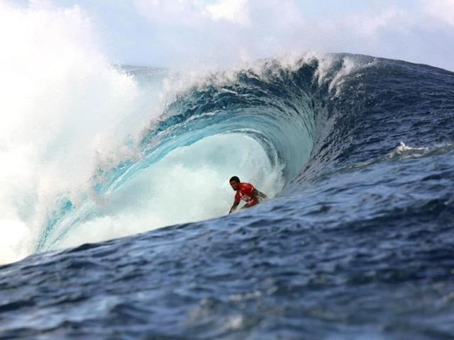 Brazil's Adriano De Souza rides a wave during the 14th edition of the Billabong Pro Tahiti surf event, part of the ASP (Association of Surfing Professionals) world tour, in Teahupoo, on the French Polynesian island Tahiti. (AFP Photo)