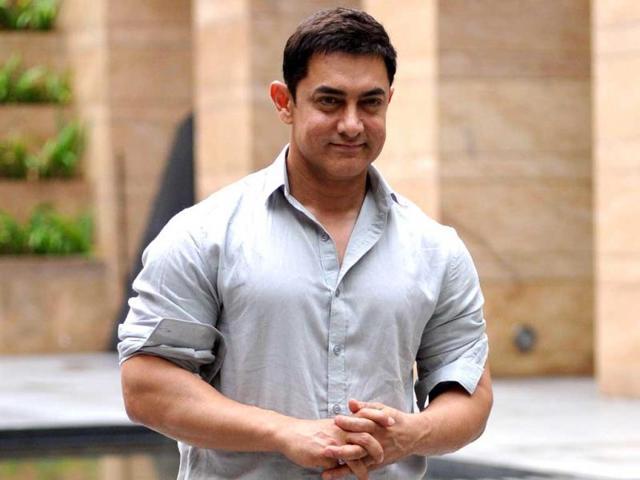 Aamir Khan poses for the shutterbugs in Mumbai. (AFP Photo)