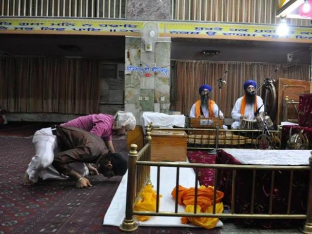 Afghan-Sikhs-paying-obeisance-at-Gurdwara-Karte-Parwan-in-Kabul-Photo-courtesy-SBS-Punjabi