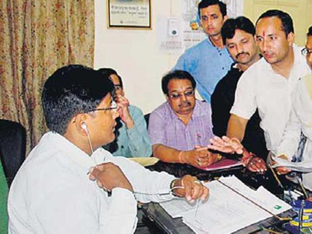 Residents-and-shopkeepers-of-Kishan-Nagar-ward-meet-Mukhya-Nagar-Adhikari-Harak-Singh-Rawat-at-DMC-office-in-Dehradun-on-Wednesday-Vinay-Santosh-Kumar-HT-Photo Residents-and-shopkeepers-of-Kishan-Nagar-ward-meet-Mukhya-Nagar-Adhikari-Harak-Singh-Rawat-at-DMC-office-in-Dehradun-on-Wednesday-Vinay-Santosh-Kumar-HT-Photo